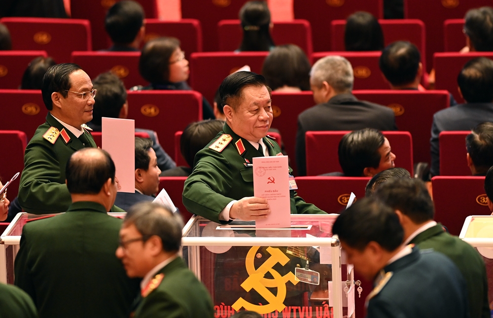 Thượng tướng Nguyễn Trọng Nghĩa, Ủy viên Trung ương Đảng, Phó chủ nhiệm Tổng cục Chính trị và Thượng tướng Trần Quang Phương, Ủy viên Trung ương Đảng, Phó chủ nhiệm Tổng cục Chính trị, đại biểu đoàn Đảng bộ Quân đội tham gia bỏ phiếu.